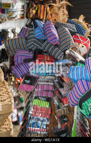AUGUST 25, 2019 - BANAUE IFUGAO, PHILIPPINEN: Schöne handgewebte kleine Geldbeutel an einem Souvenirshop in Banaue Ifugao verkauft. Stockfoto