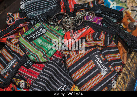 AUGUST 25, 2019 - BANAUE IFUGAO, PHILIPPINEN: Schöne handgewebte kleine Geldbeutel an einem Souvenirshop in Banaue Ifugao verkauft. Jeden Geldbeutel enthalten eine Drucken t Stockfoto