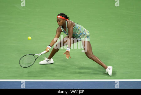 New York, USA. 31 Aug, 2019. 31. August 2019: Coco Gauff (SA) verliert Naomi in Osaka (JPN) 6-3, 6-0, bei den US Open zu Billie Jean King National Tennis Center in Flushing, Queens, NY Credit: Cal Sport Media/Alamy Leben Nachrichten abgespielt werden Stockfoto