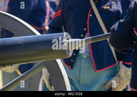 Akteure in der Union Soldaten Uniformen gekleidet Laden einer Kanone während des Amerikanischen Bürgerkriegs reenactment zu entlassen werden. Stockfoto