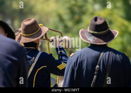 Ein Mann spielt die Trompete am Ende einer Schlacht während des Amerikanischen Bürgerkriegs reenactment Stockfoto