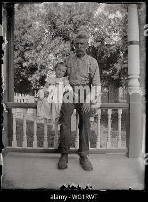 Alte mit Jungen Mädchen auf der Veranda. USA, 1900. Stockfoto