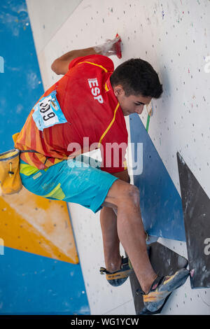 Alberto Gines Lopez von Spanien während des IFSC Climbing Jugend Weltmeisterschaften Arco 2019 Boulder Halbfinale Jugend A Männer an der legendären Rockmaster Stadion Klettern in Arco, Italien, Augsut 30, 2019. Credit: Enrico Calderoni/LBA SPORT/Alamy leben Nachrichten Stockfoto