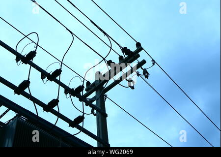 Hochspannungsleitungen Installation auf hohe elektrische Post viele elektrische Geräte angeschlossen. Foto kurz nach regen Stockfoto