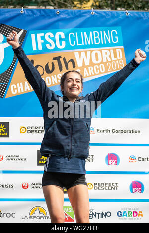 Luce Douady von Frankreich während der IFSC Climbing Jugend Weltmeisterschaften Arco 2019 Boulder Jugend A Frauen Preisverleihung im legendären Rockmaster Stadion Klettern in Arco, Italien, Augsut 31, 2019. Credit: Enrico Calderoni/LBA SPORT/Alamy leben Nachrichten Stockfoto