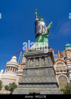 New York New York Hotel Casino in Las Vegas. Es erschafft die beeindruckende Skyline von New York City mit hochhaustürmen und die Freiheitsstatue. Stockfoto