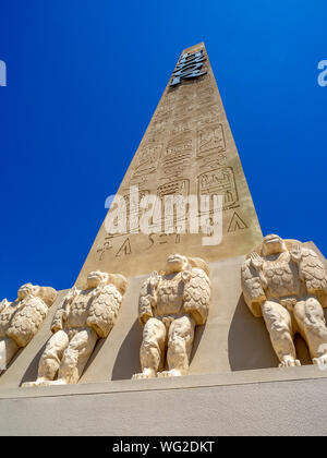 Obelisk außerhalb des berühmten Luxor Hotel. Das Luxor ist ein Hotel und Casino am südlichen Ende des Las Vegas Strip. Stockfoto