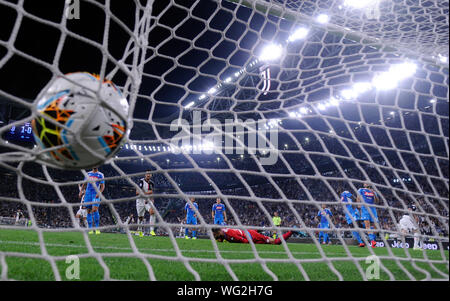 Turin, Italien. 31 Aug, 2019. FC Juventus von Gonzalo Higuain Kerben sein Ziel in der Serie A Fußball Spiel zwischen FC Juventus Turin und Neapel in Turin, Italien, Aug 31., 2019. Credit: Alberto Lingria/Xinhua Stockfoto