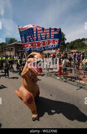 Boston, MA, USA. 31. August 2019. Hunderte März in der geraden Pride Parade durch Boston, MA. Die Demonstranten, die Befürworter der US-Präsident Donald Trump, waren zahlenmäßig durch Anti-Trumpf und die Rechte von Homosexuellen Anhänger. Die gerade Stolz März wurde von der neu gegründeten "Super gerne Spaß Amerika", die die Boston Ereignis als Reaktion auf die Gay-Pride-Paraden, dass in den meisten großen US gehalten worden sind, den Städten organisiert. Foto zeigt einen Mann wie ein Dinosaurier mit einem Trumpf 2020 auf der Boylston Street zu Beginn der Parade angezogen. Kredit Chuck Nacke/Alamy leben Nachrichten Stockfoto