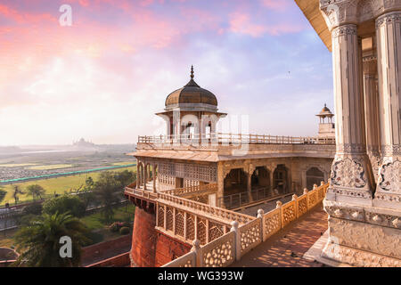 Agra Fort mittelalterlichen Indien fort mit Blick auf Musamman Burj Dome bei Sonnenaufgang. Agra Fort ist ein UNESCO-Weltkulturerbe. Stockfoto