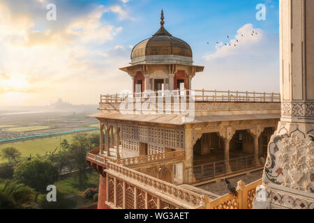 Agra Fort mittelalterlichen Indien fort mit Blick auf Musamman Burj Dome bei Sonnenaufgang. Agra Fort ist ein UNESCO-Weltkulturerbe. Stockfoto