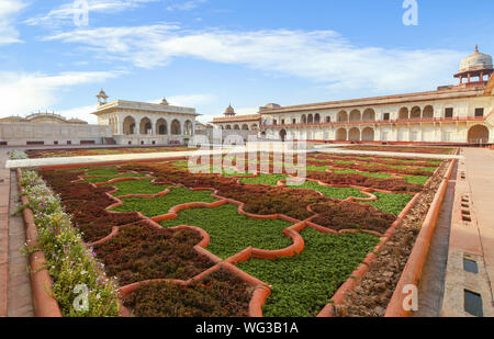 Agra Fort Royal Palace mit weißem Marmor dekoriert Garten der mittelalterlichen Epoche. Agra Fort ist ein historisches fort in Agra, Indien Stockfoto