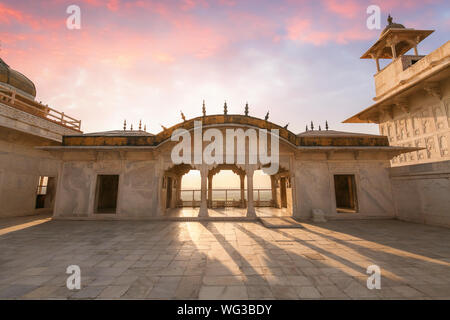 Agra Fort weißer Marmor Palast mit aufwändigem Artwork bei Sonnenaufgang. Agra Fort ist ein Mughal Architektur wie das UNESCO-Welterbe Stockfoto