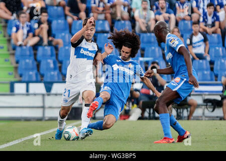 Getafe, Spanien. 31 Aug, 2019. Marc Cucurella von Getafe CF und Martin Aguirregabiria von Deportivo Alaves in Aktion während der Liga Match zwischen Getafe CF und Deportivo Alaves am Kolosseum Alfonso Perez. (Final Score: Getafe CF 1-1 Deportivo Alaves) Credit: SOPA Images Limited/Alamy leben Nachrichten Stockfoto