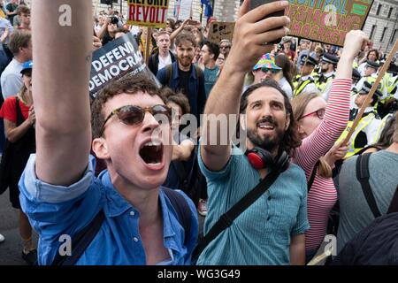 London, Großbritannien. 31 Aug, 2019. Anti-Brexit Demonstrant shouts Parolen bei den Vorführungen. Tausende von Menschen im ganzen Land versammelt, um gegen Boris Johnson proroguing Parlament. Credit: SOPA Images Limited/Alamy leben Nachrichten Stockfoto