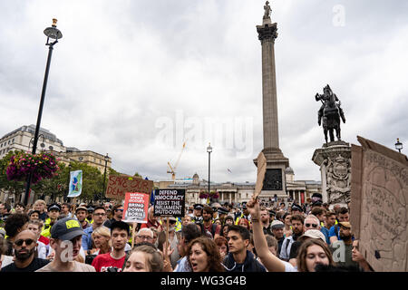 London, Großbritannien. 31 Aug, 2019. Protesters shout Slogans bei den Vorführungen. Tausende von Menschen im ganzen Land versammelt, um gegen Boris Johnson proroguing Parlament. Credit: SOPA Images Limited/Alamy leben Nachrichten Stockfoto