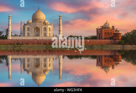 Taj Mahal Agra bei Sonnenuntergang mit Wasser Reflexion und Moody Himmel. Taj Mahal ist ein UNESCO Weltkulturerbe Stockfoto