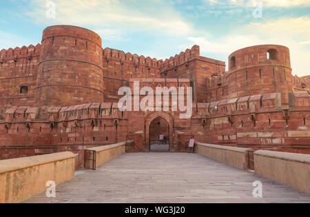 Agra Fort - historischen roten Sandstein fort von mittelalterlichen Indien bei Sonnenaufgang. Agra Fort ist ein UNESCO Weltkulturerbe in der Stadt Agra Indien. Stockfoto
