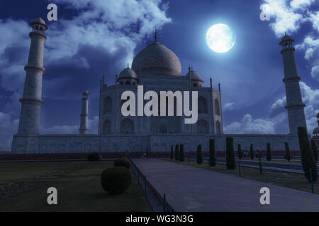 Taj Mahal Agra auf einem Vollmond Nacht. Taj Mahal ist ein UNESCO-Weltkulturerbe und ein Mughal Architektur Meisterwerk Stockfoto