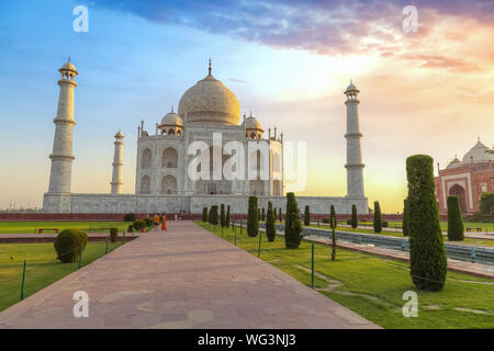 Taj Mahal Agra mit stimmungsvollen Sonnenaufgang Himmel. Weltkulturerbe der UNESCO in Agra Indien Stockfoto