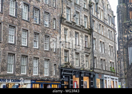 Das Stadtzentrum von Edinburgh Architektur und Kaschmir Geschäfte auf der Royal Mile, Edinburgh, Schottland Stockfoto