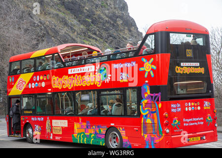 Stadtbesichtigungstour mit dem Bus von Edinburgh an einem Wintertag im Stadtzentrum von Edinburgh, Schottland, Großbritannien und Europa Stockfoto