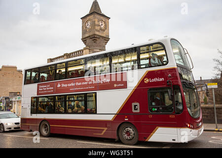 Lothian Double Decker Bus im Stadtzentrum von Edinburgh an einem Wintertag, Schottland, Vereinigtes Königreich Stockfoto