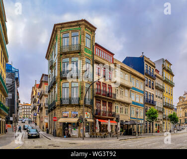 Porto, Portugal - 29. Mai 2018: die Fassaden der Häuser mit kunstvollen Portugiesischen Azulejo Kacheln in den Straßen eingerichtet Stockfoto