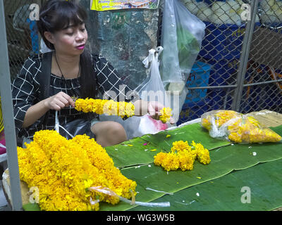 BANGKOK, THAILAND - Juni, 22, 2017 thailändische Frau, die Ringelblume Girlanden in Bangkok. Stockfoto