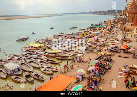 Varanasi Ganges ghat Luftaufnahme mit alten Architektur und hölzerne Boote aufgereiht entlang der Ufer Stockfoto