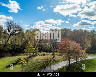 Kutzky Park mit falllaub an einem sonnigen Tag, ändern lässt, Rochester, Minnesota Stockfoto