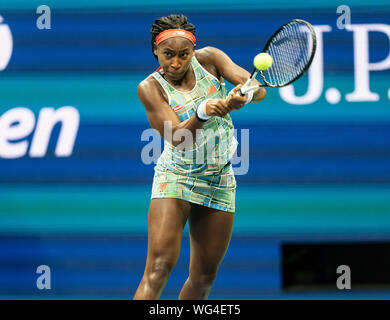 New York, NY - 31. August 2019: Cori Coco Gauff (USA), die in Aktion während der 3. Runde der US Open Meisterschaft gegen Naomi Osaka (Japan) an Billie Jean King National Tennis Center Stockfoto