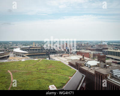 Minneapolis, Minnesota/USA, 25. Mai 2018: Zielfeld und Target Center in Minneapolis bei Nacht von oben Stockfoto