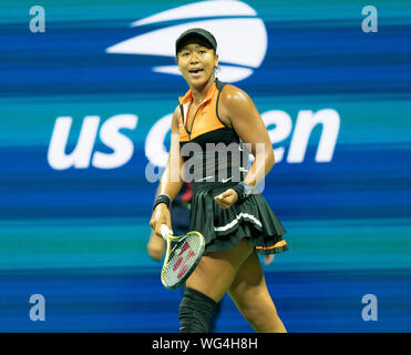 New York, NY - 31. August 2019: Naomi Osaka (Japan) reagiert während der 3. Runde der US Open Meisterschaft gegen Cori Coco Gauff (USA) zu Billie Jean King National Tennis Center Stockfoto