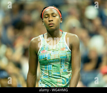 New York, NY - 31. August 2019: Cori Coco Gauff (USA) reagiert während der 3. Runde der US Open Meisterschaft gegen Naomi Osaka (Japan) an Billie Jean King National Tennis Center Stockfoto