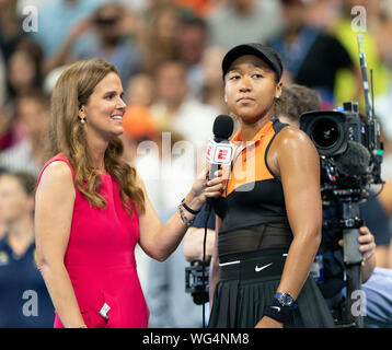 New York, NY - 31. August 2019: Auf Gericht Interview mit Naomi Osaka (Japan) nach der 3. Runde der US Open Championship match bei Billie Jean King National Tennis Center Stockfoto