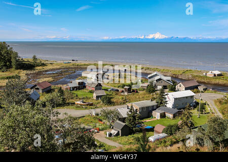 Luftaufnahme von Ninilchik eine kleine alaskischen Eingeborenen Dorf mit Cook Inlet und Aleuten Vulkane im Hintergrund, Kenai Halbinsel, Alaska Stockfoto