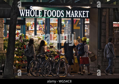 Vancouver, British Columbia, Kanada. 17 Aug, 2019. Käufer geben Sie einen Whole Foods Market Lebensmittelgeschäft. Credit: bayne Stanley/ZUMA Draht/Alamy leben Nachrichten Stockfoto