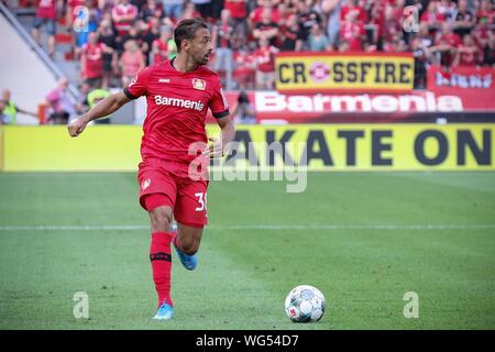 Leverkusen, 31. August 2019: 1.BL - 19/20 - Bayer Leverkusen Vs. TSG 1899 Hoffenheim Karim Bellarabi (Leverkusen) handeln. Einzelnes Bild. Ausschneiden. mit Kugel//DFL-Bestimmungen verbieten die Verwendung von Fotografien als Bildsequenzen und/oder quasi-Video. // | Verwendung weltweit Stockfoto