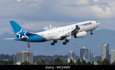 Richmond, British Columbia, Kanada. 31 Aug, 2019. Eine Air Transat Airbus A330 (C-GUBH) wide-Body Jet Airliner sich entfernt vom internationalen Flughafen Vancouver. Credit: bayne Stanley/ZUMA Draht/Alamy leben Nachrichten Stockfoto