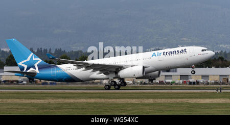 Richmond, British Columbia, Kanada. 31 Aug, 2019. Eine Air Transat Airbus A330 (C-GUBH) wide-Body Jet Airliner sich entfernt vom internationalen Flughafen Vancouver. Credit: bayne Stanley/ZUMA Draht/Alamy leben Nachrichten Stockfoto