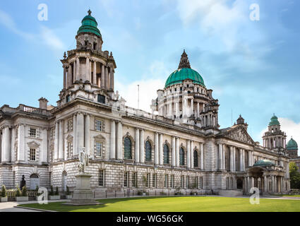 Perspektivische Ansicht der Belfast City Hall in Donegall Square, Nordirland, Großbritannien. Stockfoto