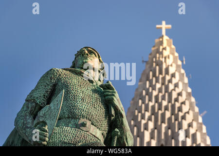 Die Kirche Hallgrimskirkja und die Statue von Viking explorer Leif Erikson, Reykjavik, Island. Stockfoto