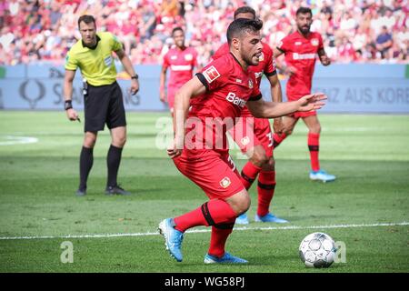 Leverkusen, 31. August 2019: 1.BL - 19/20 - Bayer Leverkusen Vs. TSG 1899 Hoffenheim Kevin Volland (Leverkusen) handeln. Einzelnes Bild. Ausschneiden. mit Kugel//DFL-Bestimmungen verbieten die Verwendung von Fotografien als Bildsequenzen und/oder quasi-Video. // | Verwendung weltweit Stockfoto