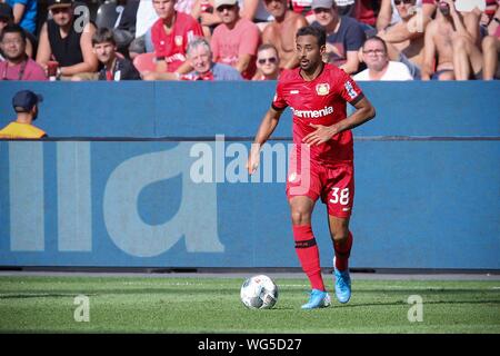 Leverkusen, 31. August 2019: 1.BL - 19/20 - Bayer Leverkusen Vs. TSG 1899 Hoffenheim Karim Bellarabi (Leverkusen) handeln. Einzelnes Bild. Ausschneiden. mit Kugel//DFL-Bestimmungen verbieten die Verwendung von Fotografien als Bildsequenzen und/oder quasi-Video. // | Verwendung weltweit Stockfoto