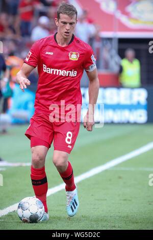 Leverkusen, 31. August 2019: 1.BL - 19/20 - Bayer Leverkusen Vs. TSG 1899 Hoffenheim Lars Bender (Leverkusen) handeln. Einzelnes Bild. Ausschneiden. mit Kugel//DFL-Bestimmungen verbieten die Verwendung von Fotografien als Bildsequenzen und/oder quasi-Video. // | Verwendung weltweit Stockfoto