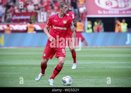 Leverkusen, 31. August 2019: 1.BL - 19/20 - Bayer Leverkusen Vs. TSG 1899 Hoffenheim Lars Bender (Leverkusen) handeln. Einzelnes Bild. Ausschneiden. mit Kugel//DFL-Bestimmungen verbieten die Verwendung von Fotografien als Bildsequenzen und/oder quasi-Video. // | Verwendung weltweit Stockfoto