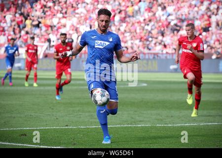 Leverkusen, 31. August 2019: 1.BL - 19/20 - Bayer Leverkusen Vs. TSG 1899 Hoffenheim Ishak Belfodil (Hoffenheim) handeln. Einzelnes Bild. Ausschneiden. mit Kugel//DFL-Bestimmungen verbieten die Verwendung von Fotografien als Bildsequenzen und/oder quasi-Video. // | Verwendung weltweit Stockfoto