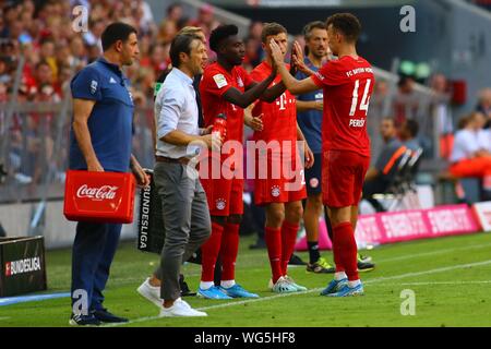 München, Deutschland 31. August 2019: 1. BL-19/20 - FC Bayern München Vs. FSV FSV FSV Mainz 05 Substitution Alphonso Davies (FC Bayern München) für Ivan Perisic (Bayern München)//DFL Vorschriften jegliche Verwendung der Bilder, Bildsequenzen und/oder quasi-Video zu verbieten. // | Verwendung weltweit Stockfoto