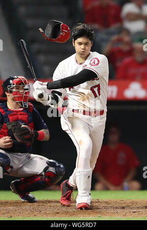 August 30, 2019 - Los Angeles Angels Designated Hitter Shohei Ohtani (17) schwenkt aus seinem Helm wieder während des Spiels zwischen den Boston Red Sox und die Los Angeles Engel von Anaheim im Angel Stadium in Anaheim, CA, (Foto von Peter Joneleit, Cal Sport Media) Stockfoto